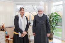 Político Sueco visita Chefe da Comunidade Muçulmana Ahmadia em Londres