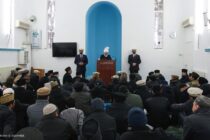 Chefe Supremo da Comunidade Islâmica Ahmadia lidera oração especial durante o eclipse solar