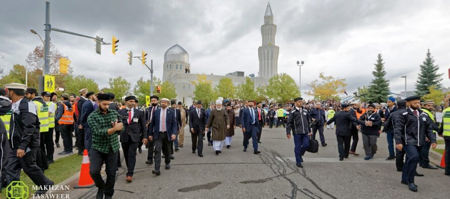 Chefe Supremo e Califa da Comunidade Islâmica Ahmadia chega ao Canadá